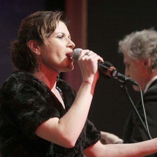 Katarzyna Jamróz oczarowała publiczność zarówno śpiewem, jak i urodą. W tle Zbigniew Górny.