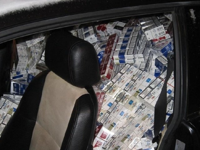 W samochodzie mężczyźni zdołali zmieścić 5 tys. paczek papierosów.