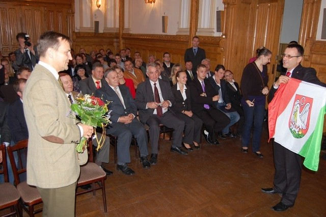 Artur Michalak przekazał Radosławowi Sikorskiemu flagę Szubina i zachęcił, by - jako mieszkaniec tej gminy - korzystał z biura poselskiego PO otwartego niedawno przy ul. Kcyńskiej w Szubinie.