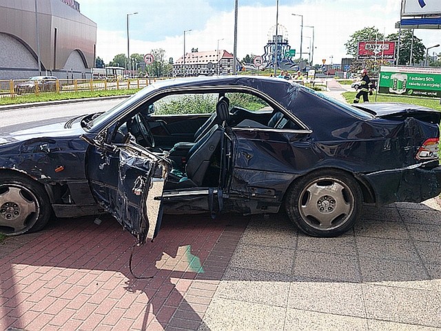 W niedzielę, 25 maja, kierowca mercedesa jadąc w stronę Mostu Staromiejskiego w Gorzowie, nie opanował pojazdu i ściął znaki drogowe, słup oświetleniowy oraz osłonę zbiornika z gazem. Ponadto uszkodził stojący na stacji samochód. Policja skierowała sprawę do sądu, który zdecyduje, czy odebrać mu prawo jazdy