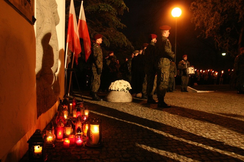 Święto Niepodległości w Bielsku-Białej: Apel Poległych na cmentarzu Wojska Polskiego