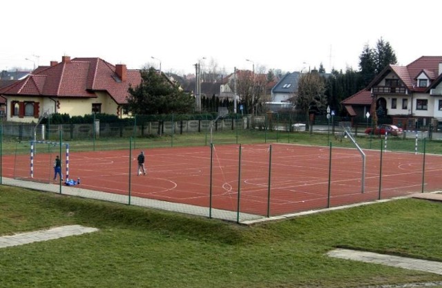 Istniejące boisko wielofunkcyjne przy Szkole Podstawowej nr 2 w Wieluniu zostanie zadaszone. Przy I Liceum Ogólnokształcącym powstanie całkiem nowy obiekt
