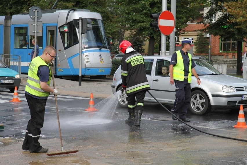 Wrocław: Na Powstańców Śląskich motocyklista wpadł pod autobus MPK (ZDJĘCIA)