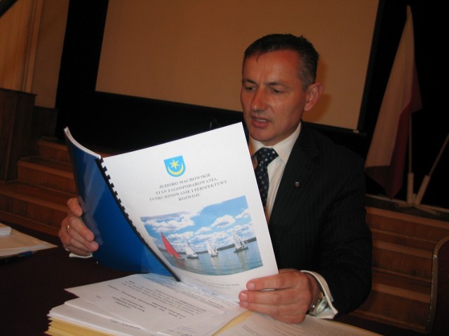 Dariusz Kołek, przewodniczący Rady Miasta Tarnobrzega po zamknięciu dyskusji, zebrał wnioski wszystkich radnych i ujął w stanowisku, które stanie się podstawą do opracowania końcowego dokumentu na temat przyszłości Jeziora Machowskiego