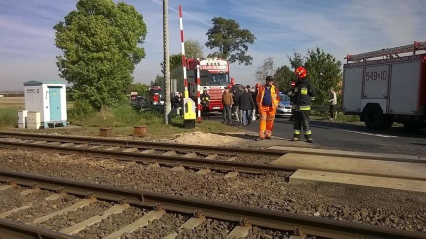 Wypadek na przejeździe kolejowym w Kalinowie koło Tomaszowa. Pociąg uderzył w samochód [ZDJĘCIA]