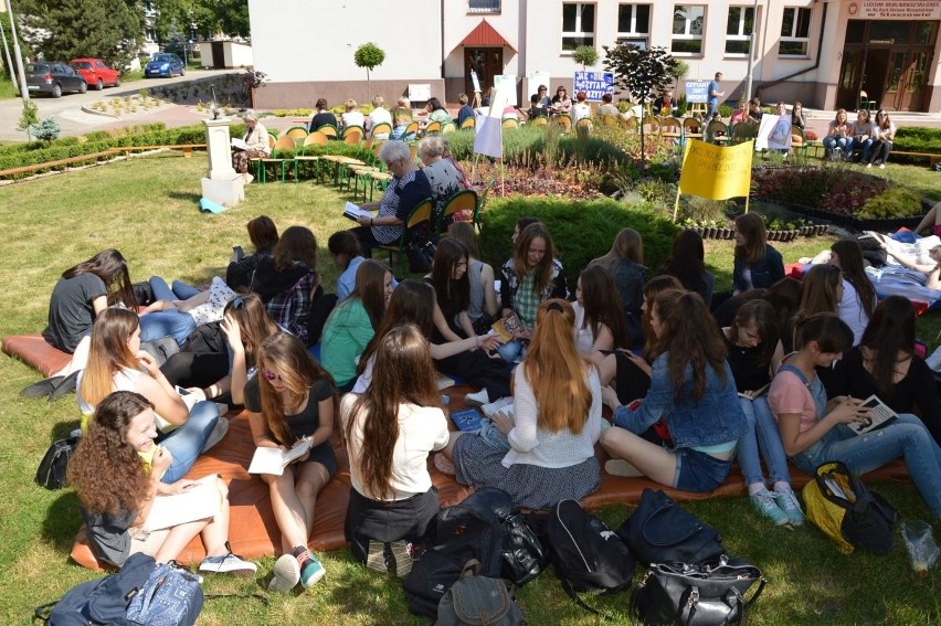 Uczniowie staszowskiego liceum promowali czytanie książek w ogrodzie szkolnym