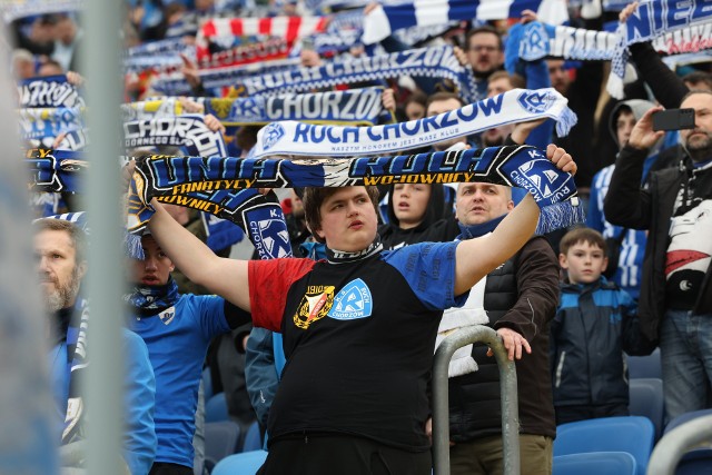 Kibice Ruchu Chorzów na meczy przyjaźni z Widzewem Łódź na Stadionie Śląskim  Zobacz kolejne zdjęcia. Przesuwaj zdjęcia w prawo - naciśnij strzałkę lub przycisk NASTĘPNE