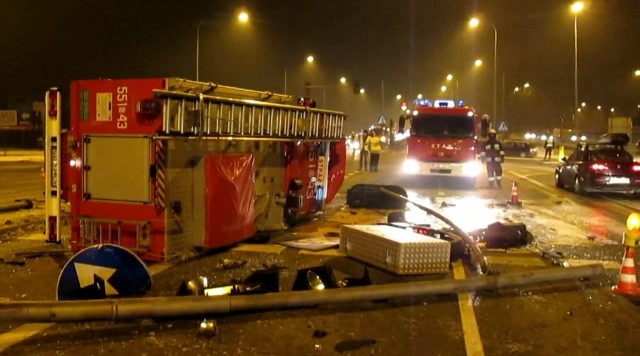 Wypadek z udziałem wozu strażackiego.