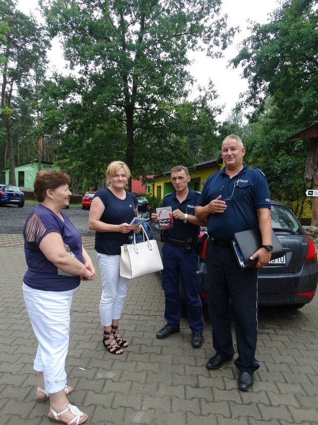 Przedstawiciele Sanepidu w Przysusze, a także policjanci, odwiedzili ośrodek wypoczynkowy nad zalewem w Toporni.