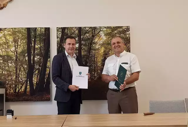 Porozumienie w sprawie budowy ścieżki rowerowej na trasie Białobrzegi - Szczyty podpisali Adam Bolek, burmistrz Białobrzegów (z lewej) i Paweł Sułkowski, nadleśniczy z Dobieszyna.