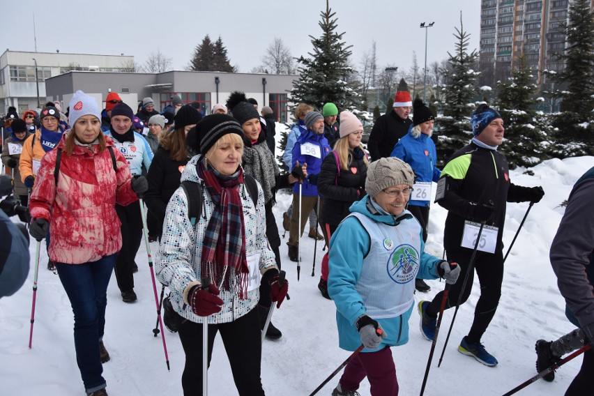 WOŚP 2019. Dzieci, dorośli i seniorzy spacerowali z kijkami, by wesprzeć zbiórkę WOŚP [ZDJĘCIA]