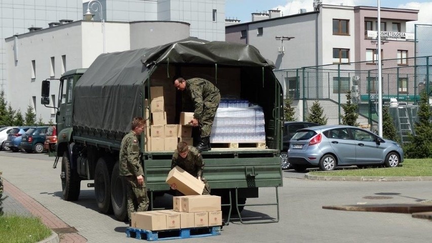 Ostrołęka. Żywność dla potrzebujących rodzin trafiła do Miejskiego Ośrodka Pomocy Rodzinie w Ostrołęce. 25.05.2021. Zdjęcia