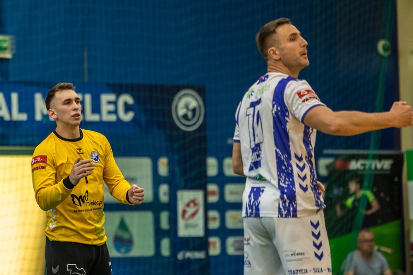 Handball Stal Mielec (biało-niebieskie stroje) przegrała z...
