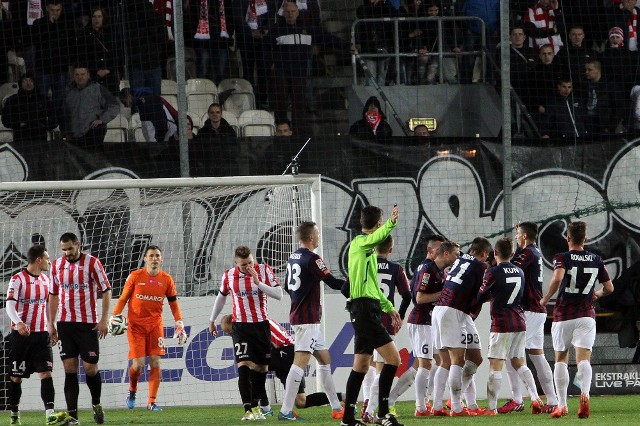 Podczas meczu Cracovia  - Pogoń arbiter Krzysztof Jakubik nie ustrzegł się poważnego błędu