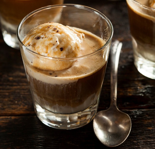 Cafe affogato to idealne połączenie gorącego espresso i zimnych lodów