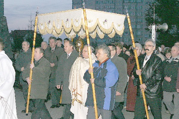 Wielkanocną procesję wokół kościoła p.w. św.  Maksymiliana Kolbe poprowadził proboszcz  strzemięcińskiej parafii ks. prałat Henryk  Kujaczyński.