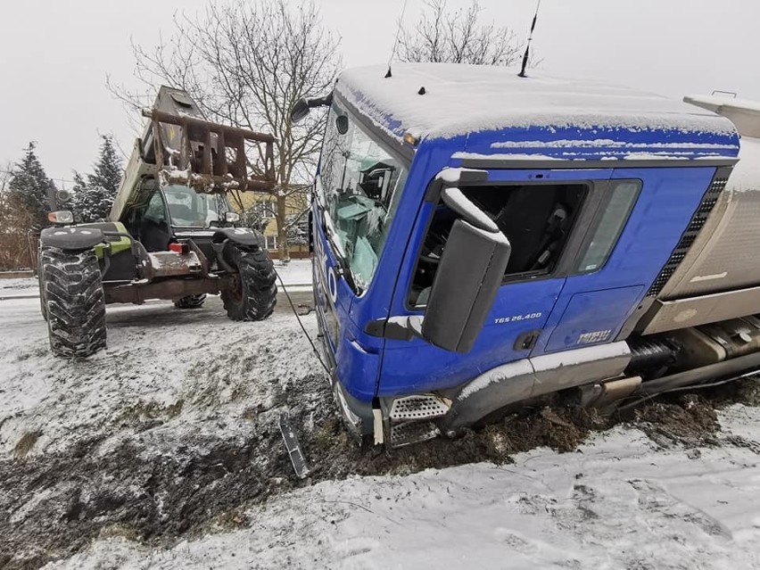 Wypadek ciężarówki z mlekiem w miejscowości Grzęska w powiecie przeworskim [ZDJĘCIA]