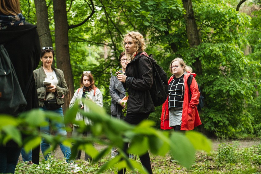 "By nie najeść się szaleju zamiast marchewki" Sara Orzechowska uczy zielarstwa. Chwaściory to jej żywioł!