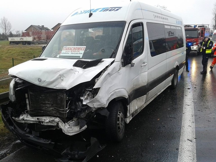 Zderzenie busa z dwoma autami osobowymi koło Michałowic. 8 osób rannych [ZDJĘCIA]