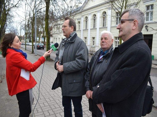 Konferencję prasową ludowcy zorganizowali w poniedziałek przed sądem w Nakle