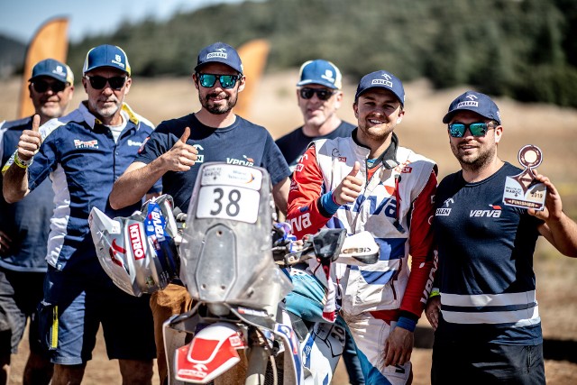 Mieszkający w Piekoszowie Maciej Giemza (drugi z prawej) z Orlen Team zakończył rywalizację w Rajdzie Maroka. To był ostatni sprawdzian formy przed Rajdem Dakar.