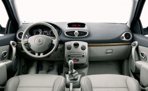 Fot. Renault: Tablica przyrządów Clio jest tradycyjna, ale...
