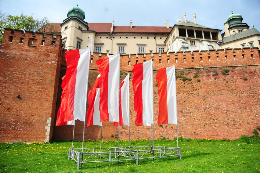 Kraków biało-czerwony. Zobacz, jak jest udekorowane miasto [ZDJĘCIA]