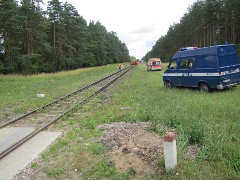 Wypadek śmiertelny. Kierowca toyoty wjechał pod pociąg. 36-latek zmarł mimo reanimacji (zdjęcia)