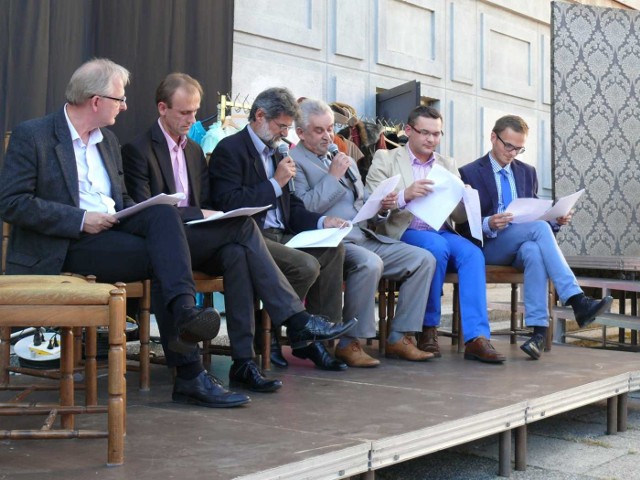 Fredrę czytają od lewej dyrektor szpitala Mirosław Leśniewski, Bogdan Dziuba, Andrzej Chmielewski, Antoni Klosowski, Mariusz Sołtys i Robert Fila.