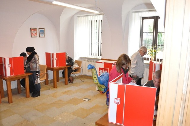 Lokale wyborcze zapełniały się przede wszystkim po mszach świętych.  Tak głosowali mieszkańcy sandomierskiej Starówki.