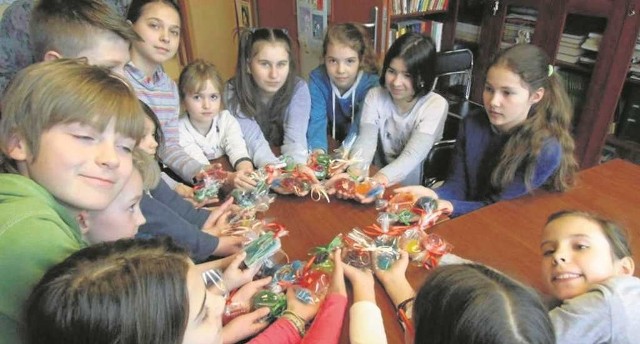 Dzieci w przybysławickiej bibliotece uczyły się robić mydło i miały przy tym sporo dobrej zabawy