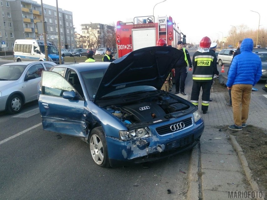 Dwa samochody osobowe zderzyły się  na alei Witosa we wtorek...