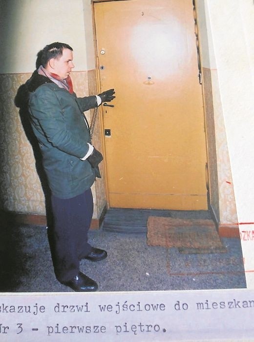 Leszek Pękalski pokazuje drzwi do mieszkania zamordowanej...