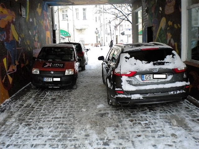 Tunel między ul. Bema a Nowobramską raczej dla szczupłych i nie objuczonych torbami z zakupami