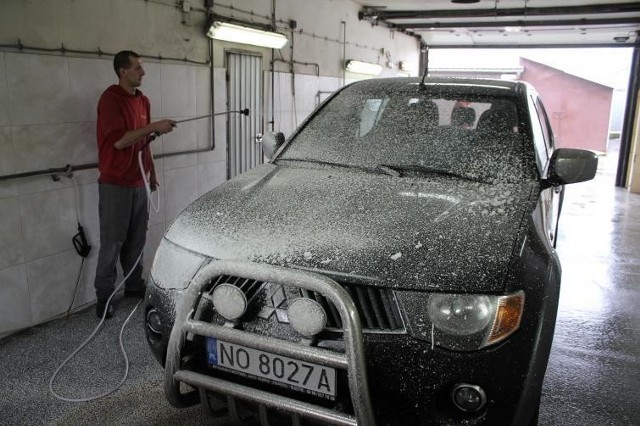 Zabezpiecz lakier na zimę. Wosk pomoże zachować mu blask