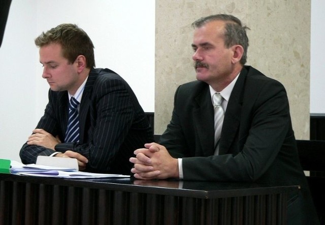 Na ostatniej rozprawie, 13 października, starosta Jan Nowak (z prawej) pojawił się w buskim sądzie z nowym obrońcą.