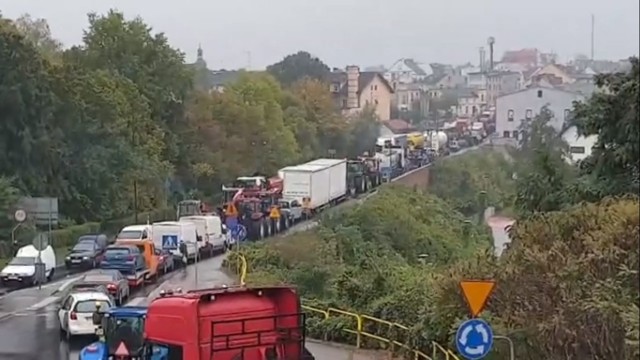 Rolnicy protestujący w Sępólnie całkowicie na pewien czas zablokowali przejazd przez centrum