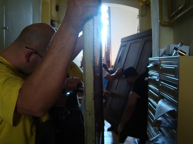 Gdy ekipa od wyprowadzek przenosiła rzeczy eksmitowanych z mieszkania przy ul. 30 Stycznia, ślusarze już montowali nowe zamki w drzwiach.