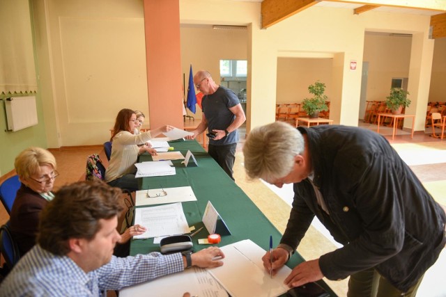 Za dziesięć dni wybieramy prezydenta. W lokalach wyborczych albo korespondencyjnie. Kto policzy głosy?