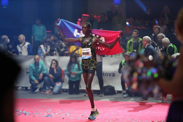 Kenijczyk Brimin Kipkorir Misoi wygrał maraton we Frankfurcie n/Menem i zainkasował 30 000 euro