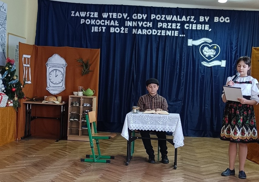 W szkole w Mydłowie zamiast jasełek wystawili spektakl świąteczny oparty na opowiadaniu Lwa Tołstoja. Zobaczcie zdjęcia