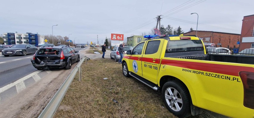 Kolizja na ulicy Szczecińskiej w Koszalinie. Zderzyły się trzy pojazdy [zdjęcia] 