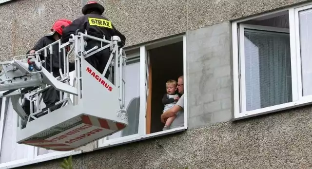 Szczęśliwy ojciec z synkiem, któremu na pomoc pospieszyli strażacy.
