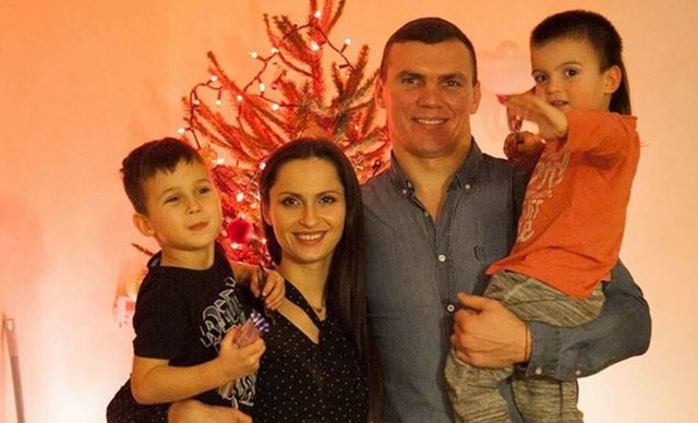 Pięściarz ze Starej Łagowicy Mateusz Masternak z żoną Darią oraz synami 5-letnim Mikołajem i 3-letnim Maksymem