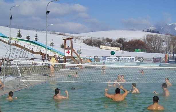 Skandal na Słowacji! W jednym z aquaparków zatrzymano Polaka z wielką swastyką na plecach