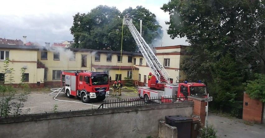 Pożar budynku przy ulicy Lutosławskiego w Słupsku [ZDJĘCIA]
