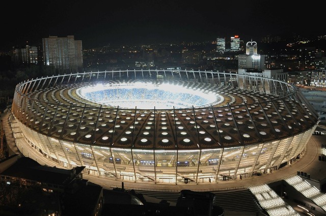 Dziesięć lat temu stadion w Kijowie gościł finał Euro 2012. Dziś wokół niego stoją barykady.