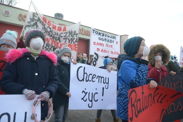 Już w styczniu dzieci ze szkoły w Borkowicach, a także dorośli mieszkańcy, żądali usunięcia toksycznych odpadów spod szkoły.