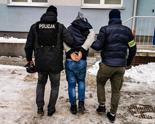 Uciekinier z prokuratury zatrzymany po pięciu dniach. Policyjny pościg zakończył się w powiecie monieckim (zdjęcia)