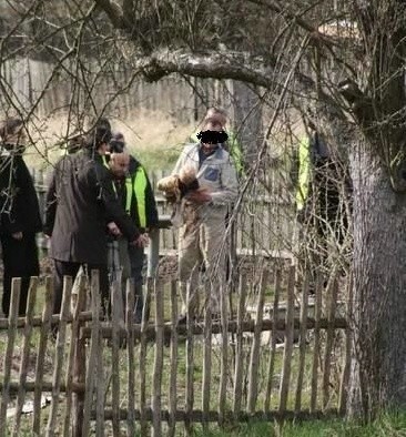 Kilka dni po morderstwie, podczas wizji lokalnej, Stach dokładnie pokazywał jak małą Sandrę wrzucał do szamba.